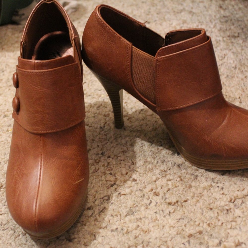 Buttoned Heeled Bootie
